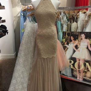 💥price drop 💥 Beautiful Windsor floor length gown 🌸